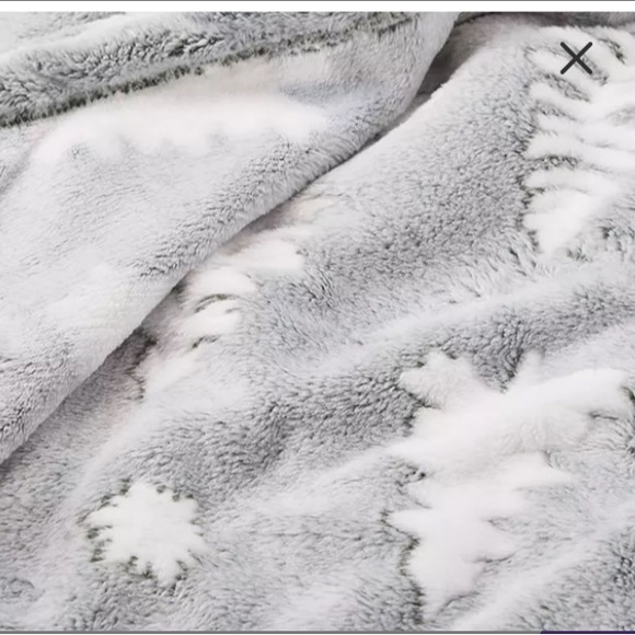 NWT- Velvet Plush Reversible-Gray & White Tree 🌲 Holiday Throw Blanket 50x60 - Picture 2 of 3